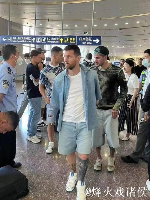 入乡随俗!梅西面带笑容与德保罗一同挤入面包车后排狭小空间 入乡随俗!梅西面带笑容与德保罗一同挤入面包车后排狭小空间